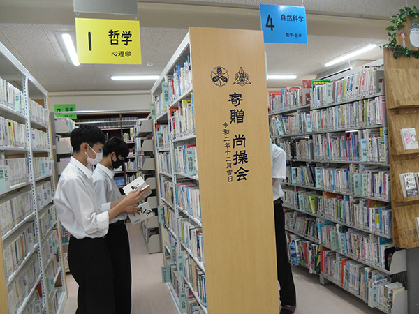 図書館に設置された書架